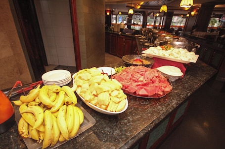 Se sirven desayunos, almuerzos y cenas; cocina regional. Florencia Plaza Hotel