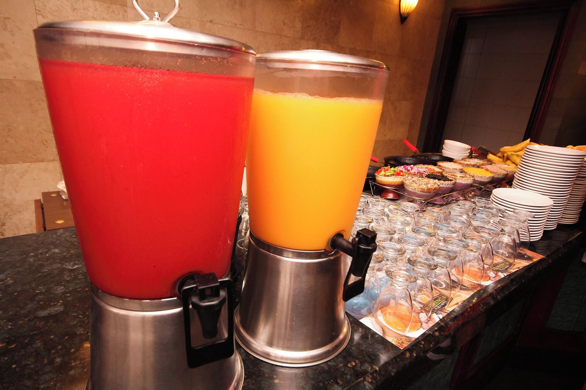 Deux distributeurs de boissons, avec un buffet en arrière-plan.