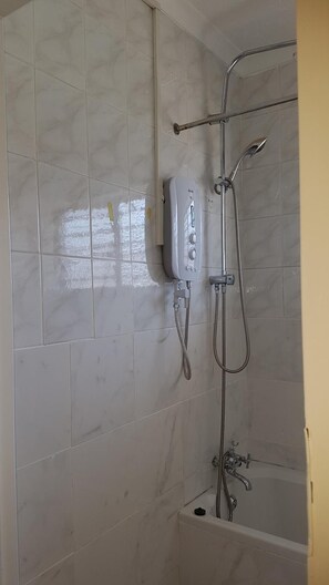 Ensemble douche/baignoire, serviettes fournies