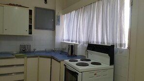 Fridge, microwave, oven, stovetop - Lolos Cosy One Bedroom Apartment (Harare)