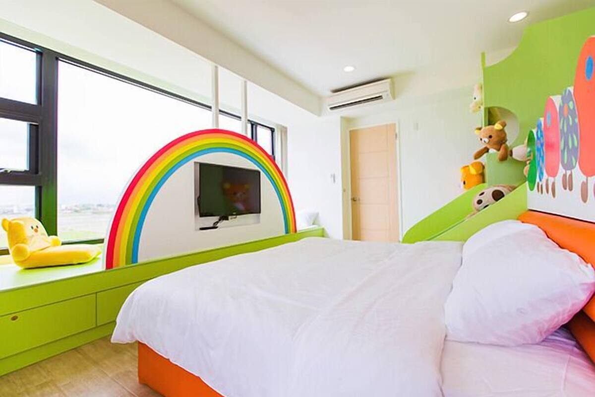 Suite familiar, balcón | Ropa de cama de alta calidad, escritorio, wifi gratis