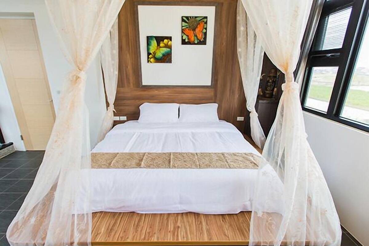 Villa (Bathtub) | Ropa de cama de alta calidad, escritorio, wifi gratis