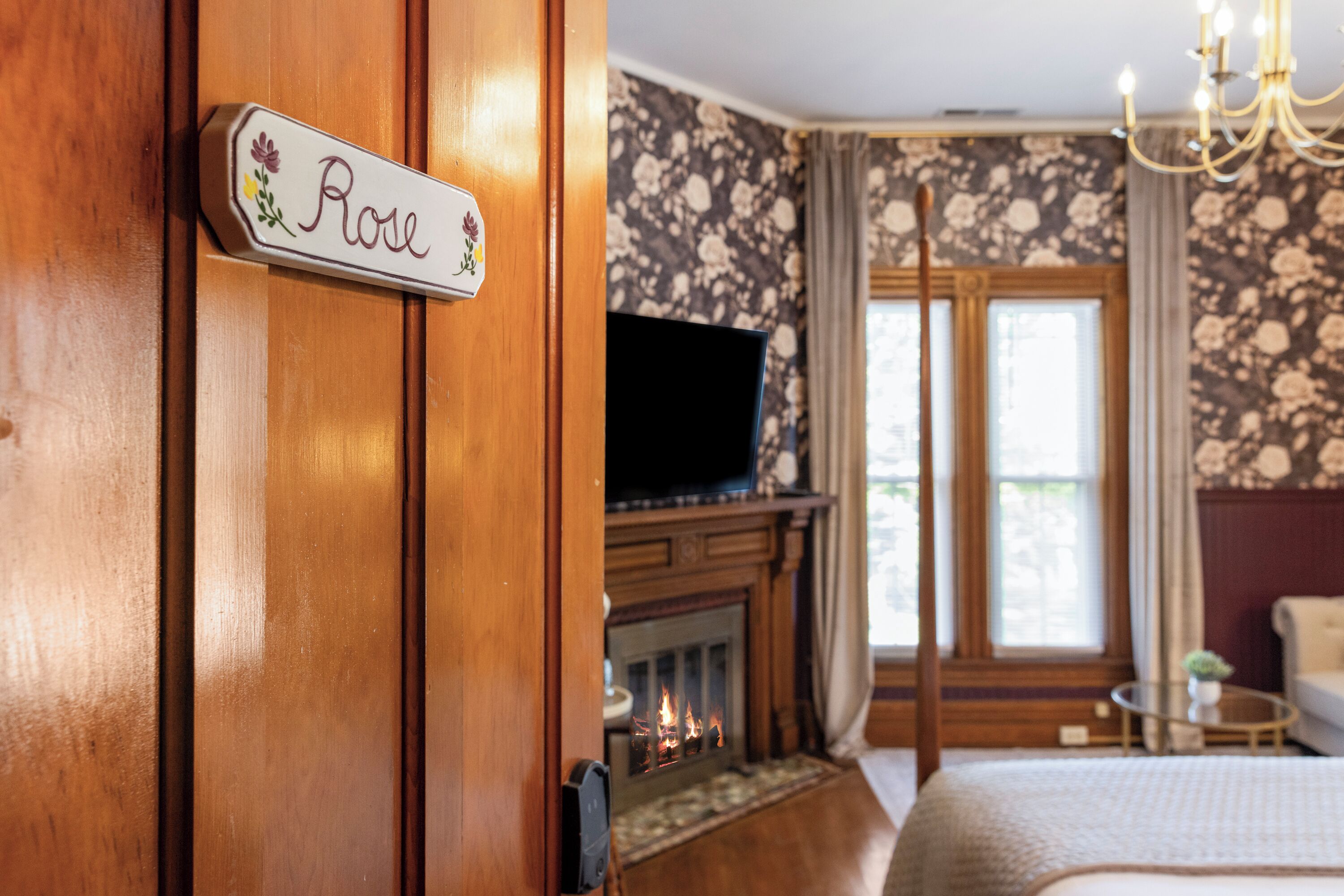 Romantic Rose Room, Queen Bed, Fireplace