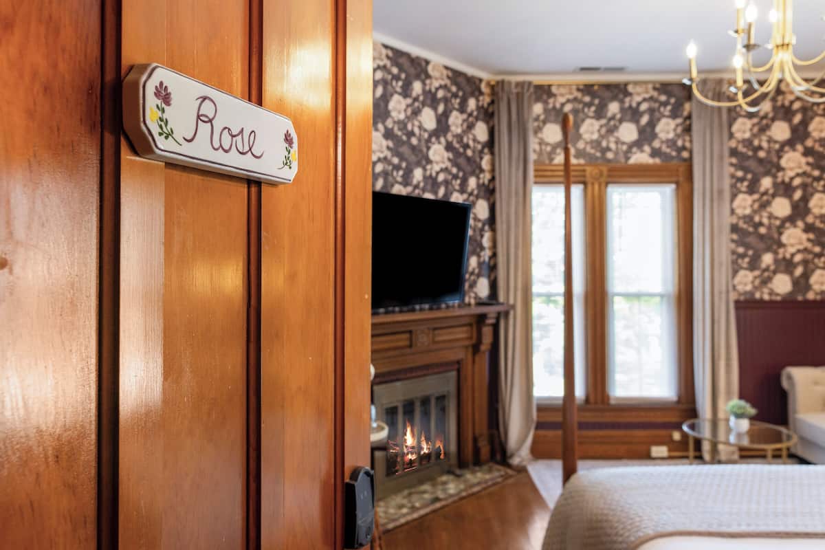 Romantic Rose Room, Queen Bed, Fireplace | Egyptinpuuvillaiset lakanat, ylelliset vuodevaatteet, untuvapeitot
