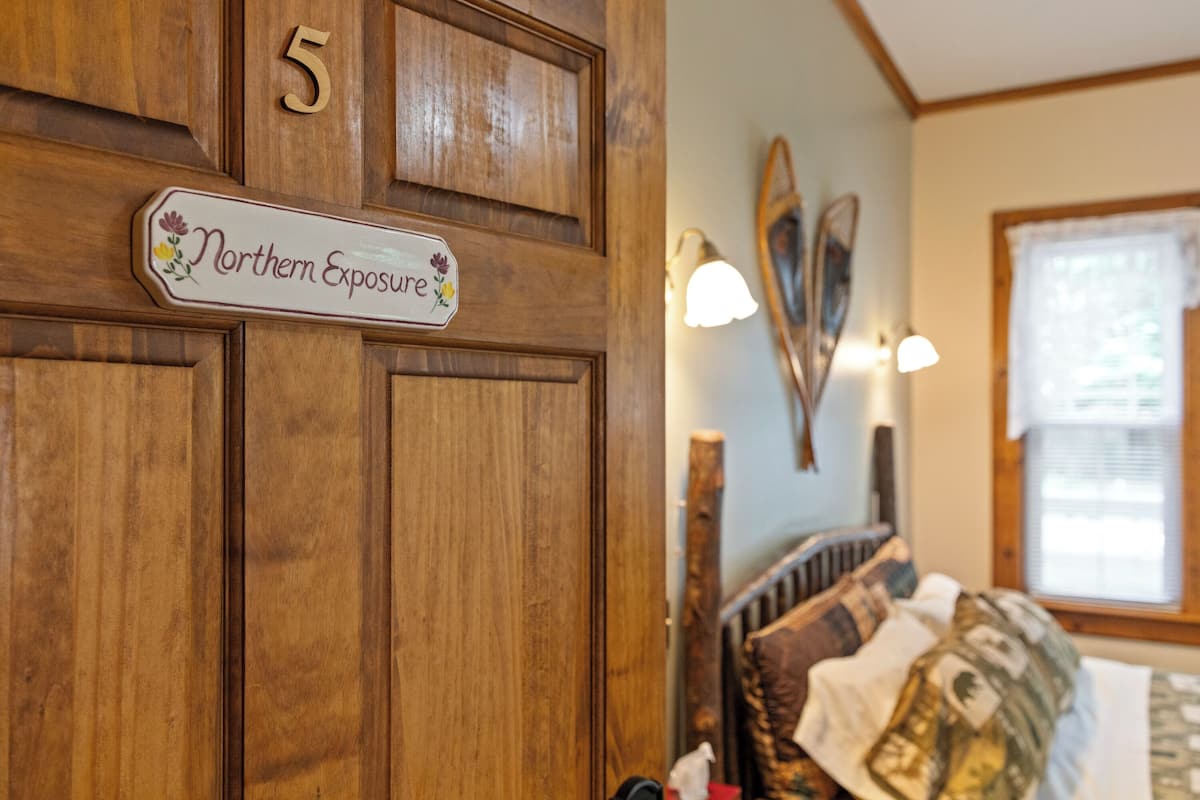 Romantic Northern Exposure Suite, King Bed, Fireplace, Private Deck - Accesible