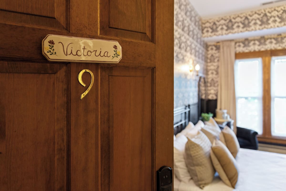 Romantic Victoria Room, Queen Canopy Bed, Fireplace