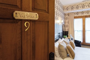 Romantic Victoria Room, Queen Canopy Bed, Fireplace