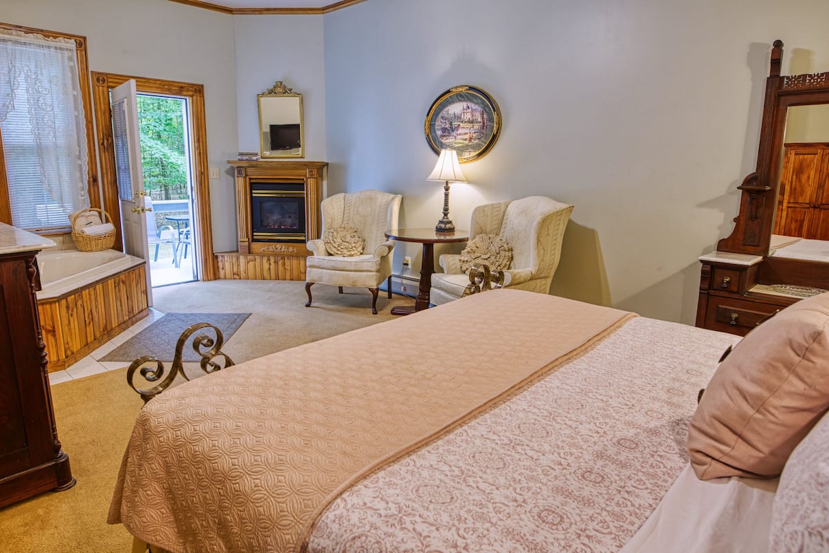 Woodside Romance Suite, King Bed, Fireplace, Jacuzzi, Private Deck | 1 habitación, sábanas de algodón egipcio y ropa de cama de alta calidad