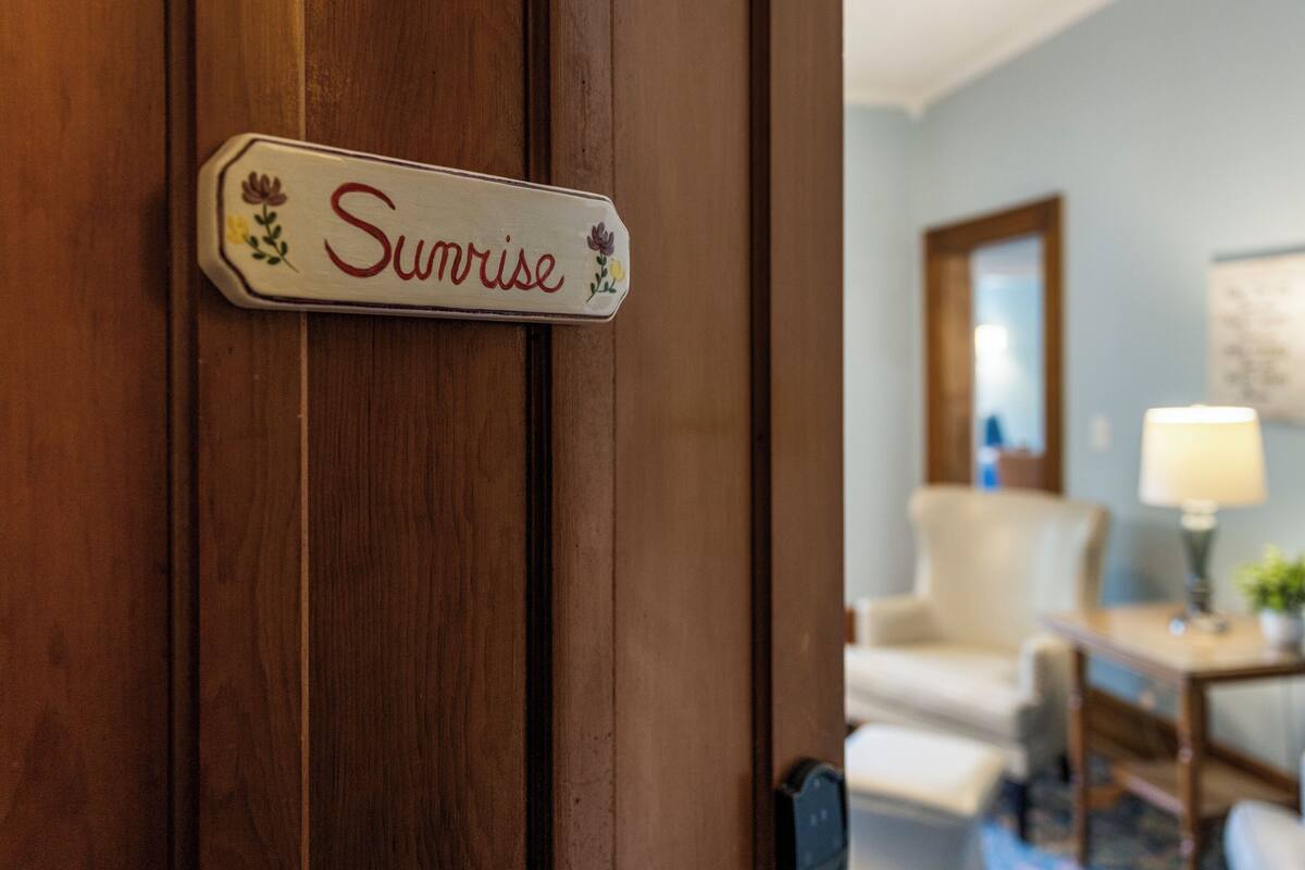 Romantic Sunrise Suite, King Bed, Fireplace, Sitting Room | Egyptinpuuvillaiset lakanat, ylelliset vuodevaatteet, untuvapeitot