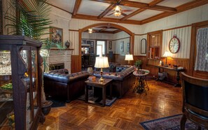 Lobby sitting area - Rockwell Falls Inn and Wine Bar (Lake Luzerne)