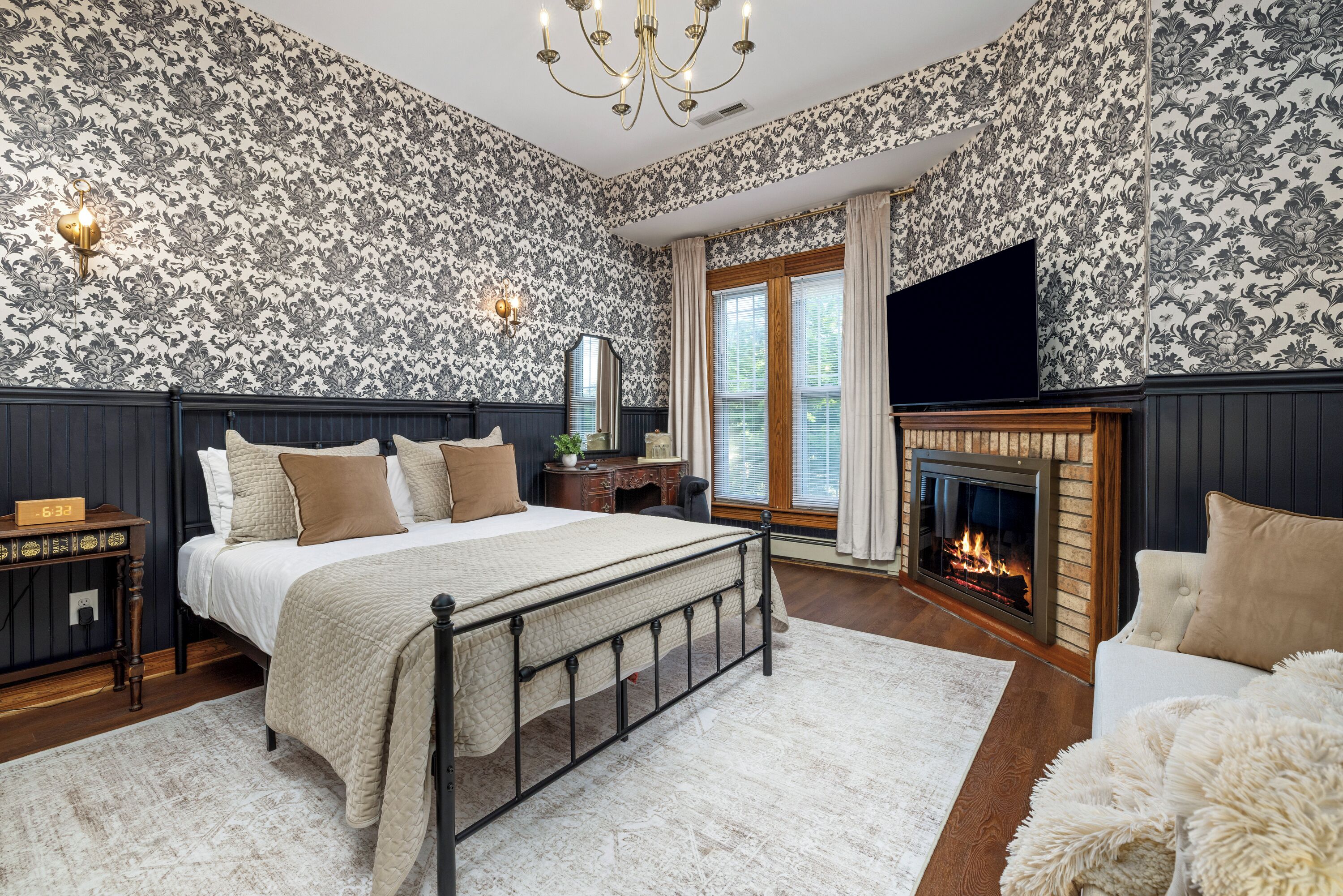 Romantic Victoria Room, Queen Canopy Bed, Fireplace | 埃及棉床单、高档床上用品、羽绒被、加厚床垫