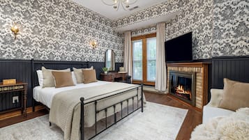 Romantic Victoria Room, Queen Canopy Bed, Fireplace | Draps en coton égyptien, literie de qualité, couette en duvet