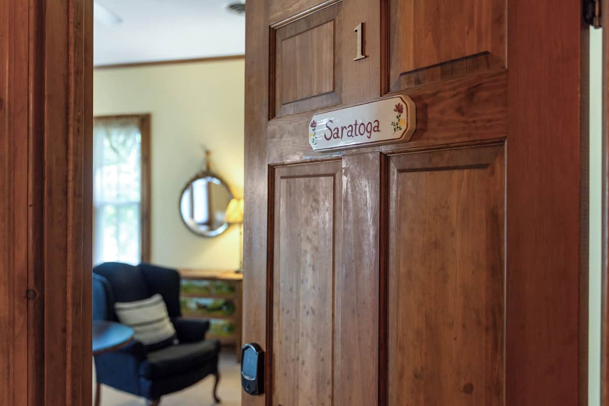 Romantic Saratoga Suite, King Bed, Fireplace, Jacuzzi