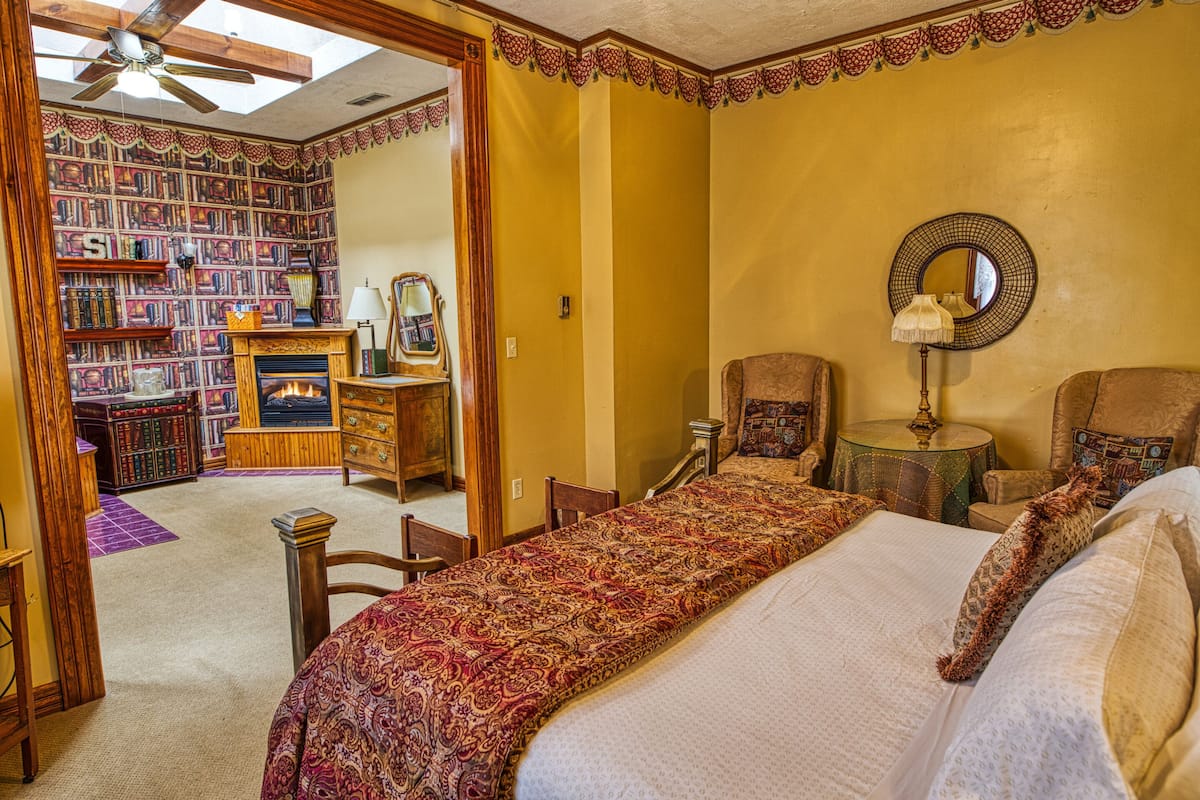 Romantic Skylight Suite, King Bed, Fireplace, Jacuzzi | 1 habitación, sábanas de algodón egipcio y ropa de cama de alta calidad
