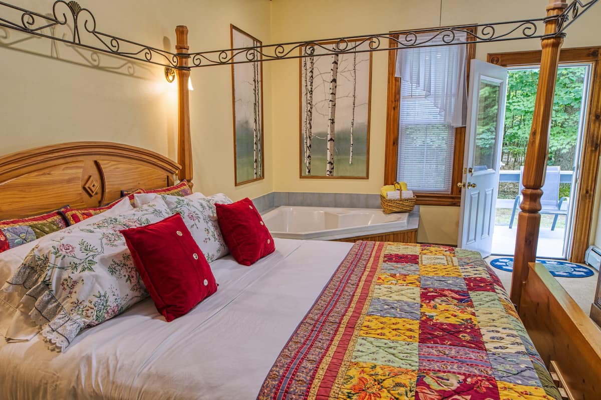 Romantic White Birch Suite, King Bed, Fireplace, Jacuzzi, Private Deck | 1 habitación, sábanas de algodón egipcio y ropa de cama de alta calidad