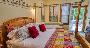 Egyptian cotton sheets, premium bedding, down duvets, pillow-top beds - Rockwell Falls Inn and Wine Bar (Lake Luzerne)