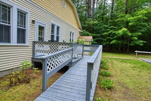 Romantic Northern Exposure Suite, King Bed, Fireplace, Private Deck - Accesible | Terraço/pátio
