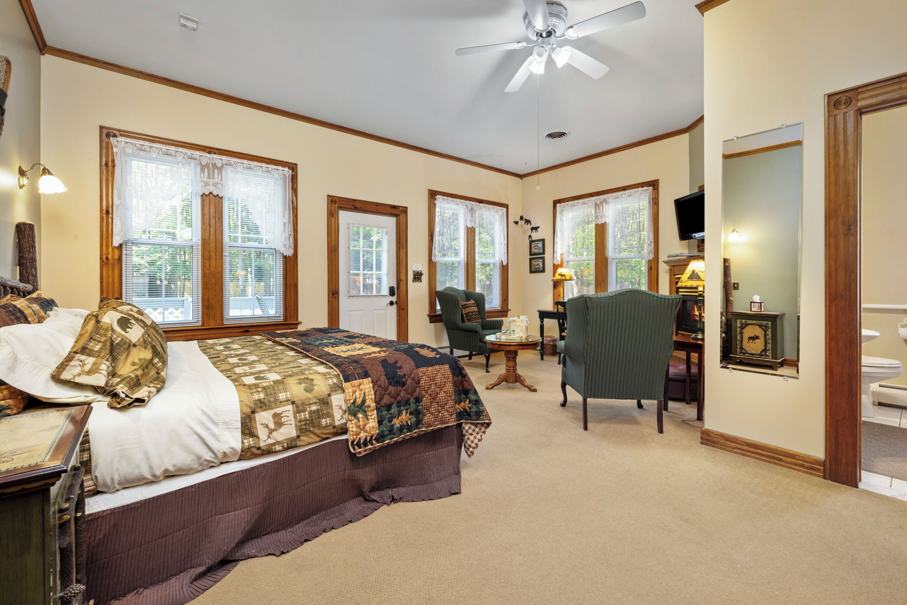 Romantic Northern Exposure Suite, King Bed, Fireplace, Private Deck - Accesible | Egyptian cotton sheets, premium bedding, down comforters, pillowtop beds