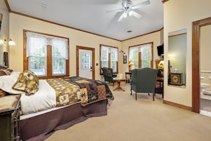 Romantic Northern Exposure Suite, King Bed, Fireplace, Private Deck - Accesible | Roupas de cama de algodão egípcio, roupas de cama premium