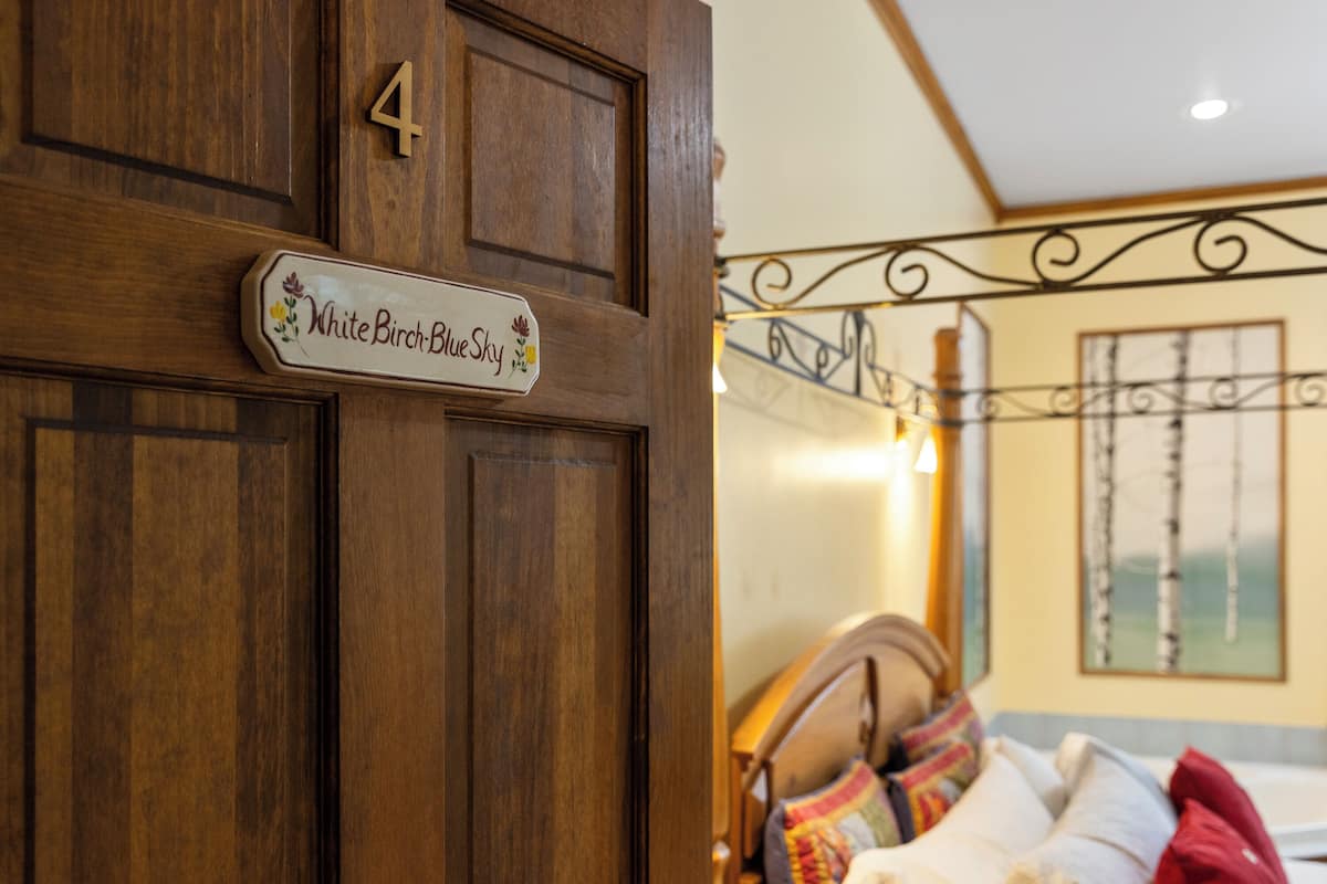 Romantic White Birch Suite, King Bed, Fireplace, Jacuzzi, Private Deck | Egyptinpuuvillaiset lakanat, ylelliset vuodevaatteet, untuvapeitot
