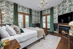 Romantic Evergreen Room, Queen Bed, Fireplace | Roupas de cama de algodão egípcio, roupas de cama premium