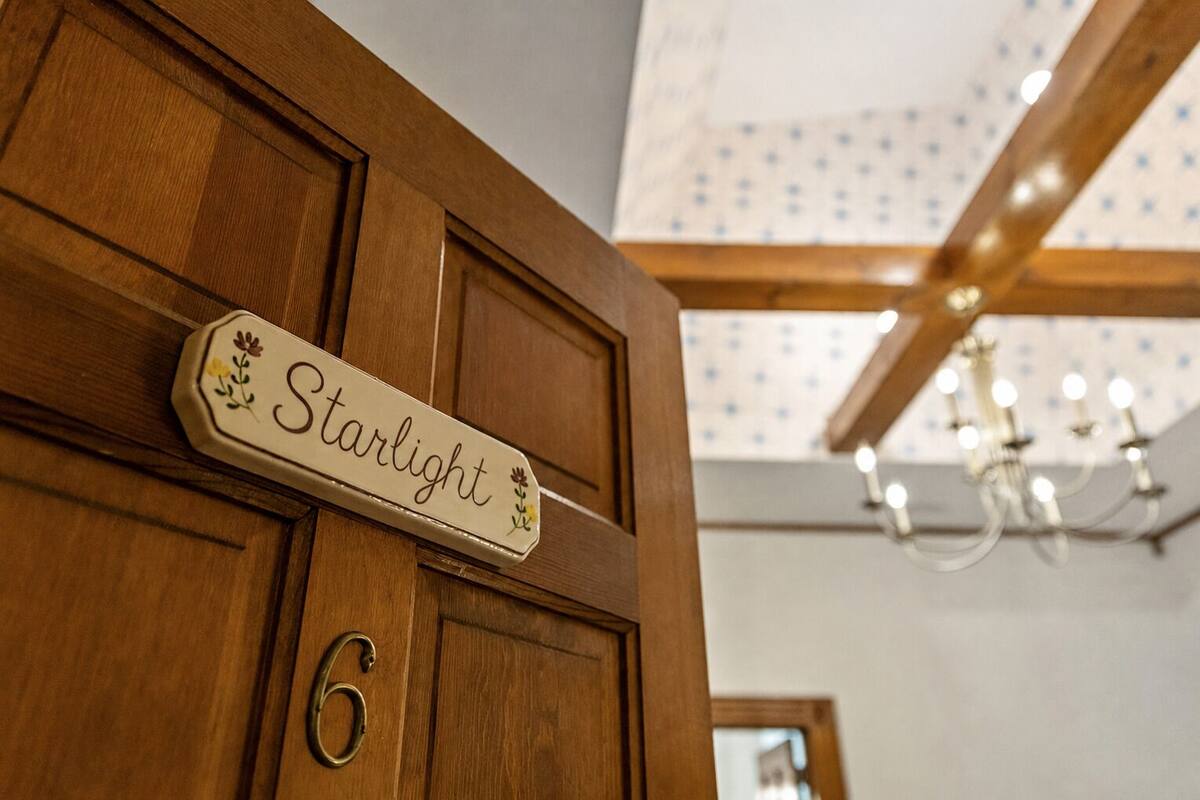 Romantic Skylight Suite, King Bed, Fireplace, Jacuzzi | Egyptinpuuvillaiset lakanat, ylelliset vuodevaatteet, untuvapeitot