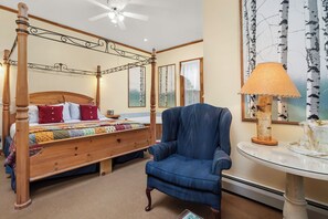 Romantic White Birch Suite, King Bed, Fireplace, Jacuzzi, Private Deck | Sengetøy i egyptisk bomull, sengetøy av topp kvalitet og dundyner