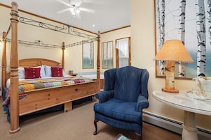 Romantic White Birch Suite, King Bed, Fireplace, Jacuzzi, Private Deck