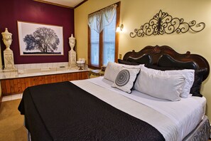 Romantic Saratoga Suite, King Bed, Fireplace, Jacuzzi | Egyptinpuuvillaiset lakanat, ylelliset vuodevaatteet, untuvapeitot