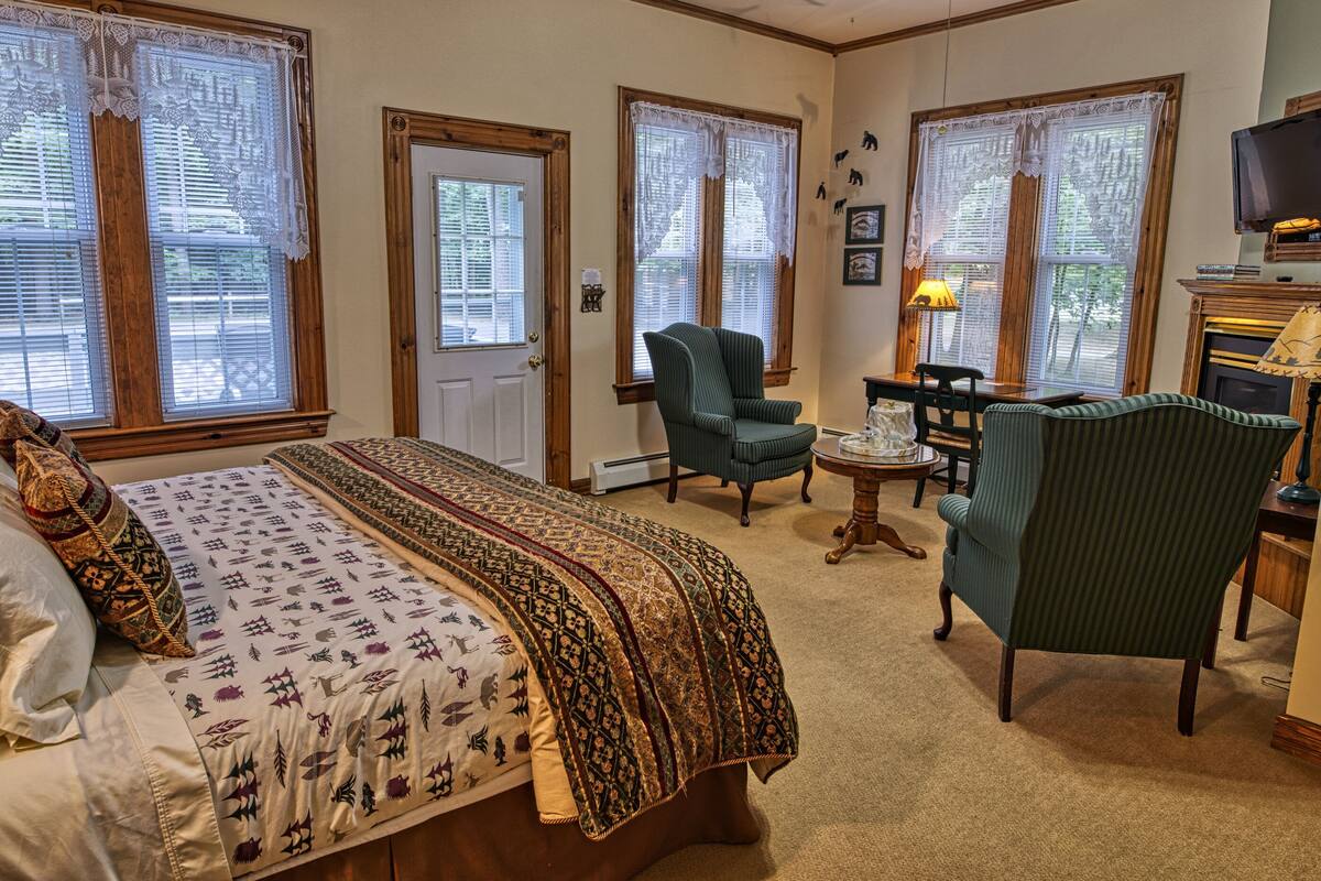 Romantic Northern Exposure Suite, King Bed, Fireplace, Private Deck - Accesible | 1 habitación, sábanas de algodón egipcio y ropa de cama de alta calidad