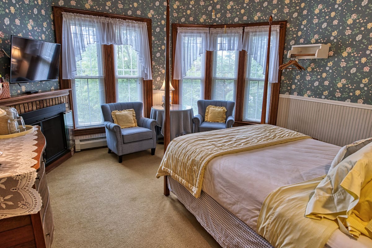 Romantic Mountain View Room, Queen Bed, Fireplace | 1 habitación, sábanas de algodón egipcio y ropa de cama de alta calidad
