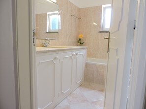 Basic Double or Twin Room, 1 Bedroom | Bathroom