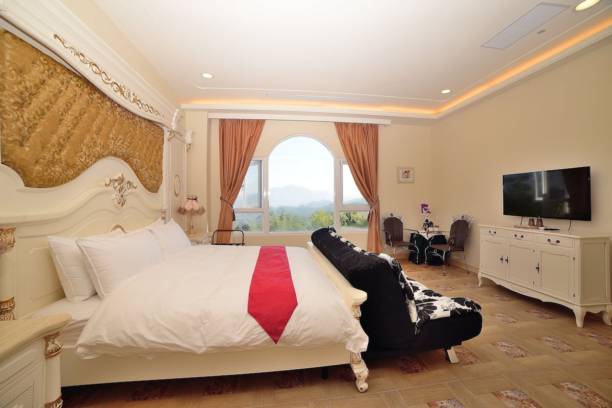 Paris Double Room | Soundproofing, free WiFi, bed sheets