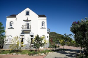 Vista frontal de la propiedad