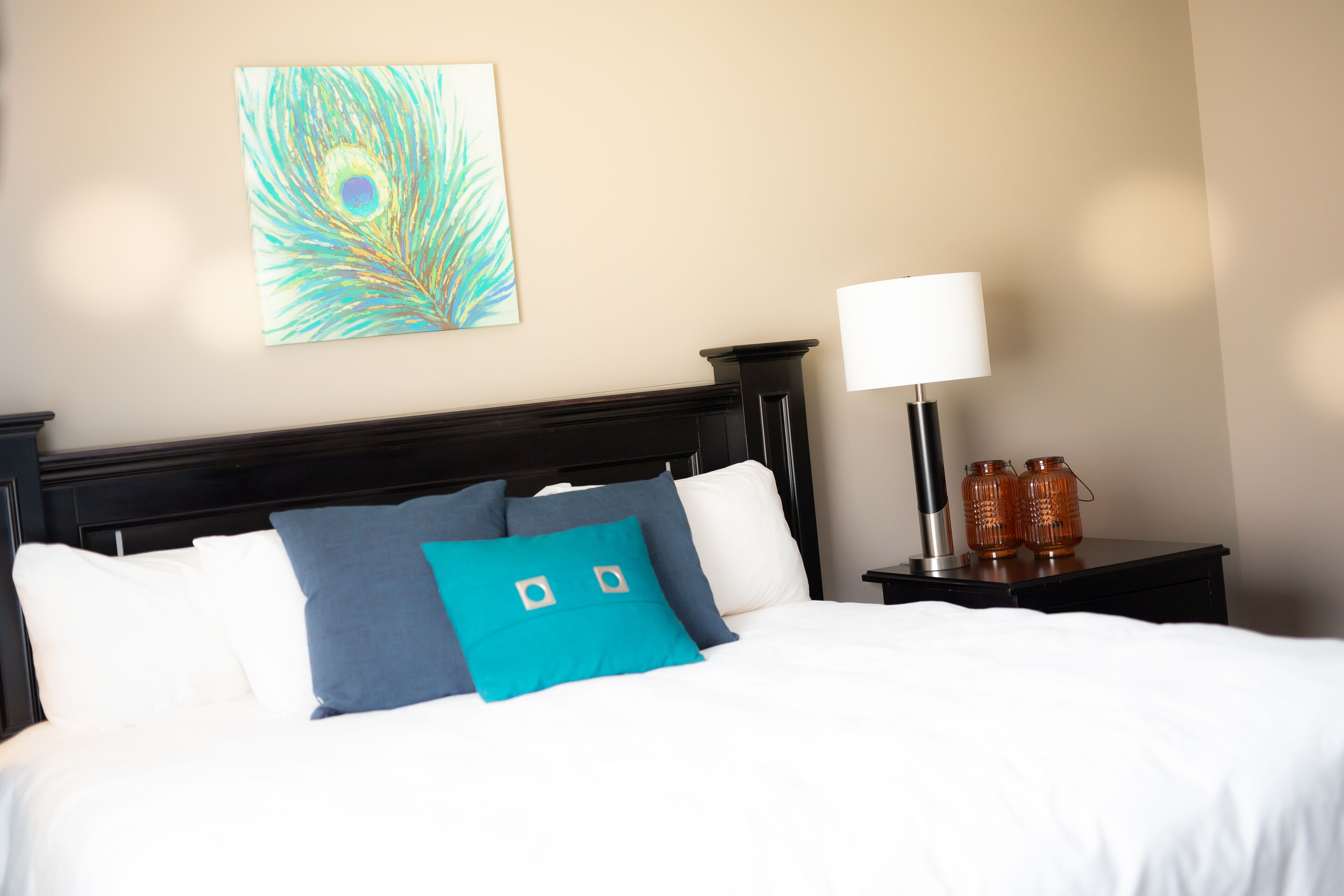 Suite, 1 cama de matrimonio | Minibar, decoración individual, escritorio y cortinas opacas