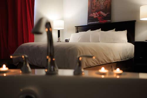 Chambre supérieure, 1 très grand lit, baignoire à jets, vue sur la colline | Minibar, décor unique, bureau, rideaux d’obscurcissement