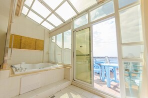 Free toiletries, hair dryer, slippers, towels - Yake (Hengchun)