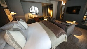 Suite – signature | Sengetøy av topp kvalitet, safe på rommet og skrivebord
