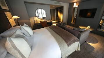 Premium bedding, in-room safe, desk, iron/ironing board