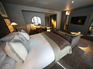 Suíte com design assinado | Roupas de cama premium, cofres nos quartos, escrivaninha