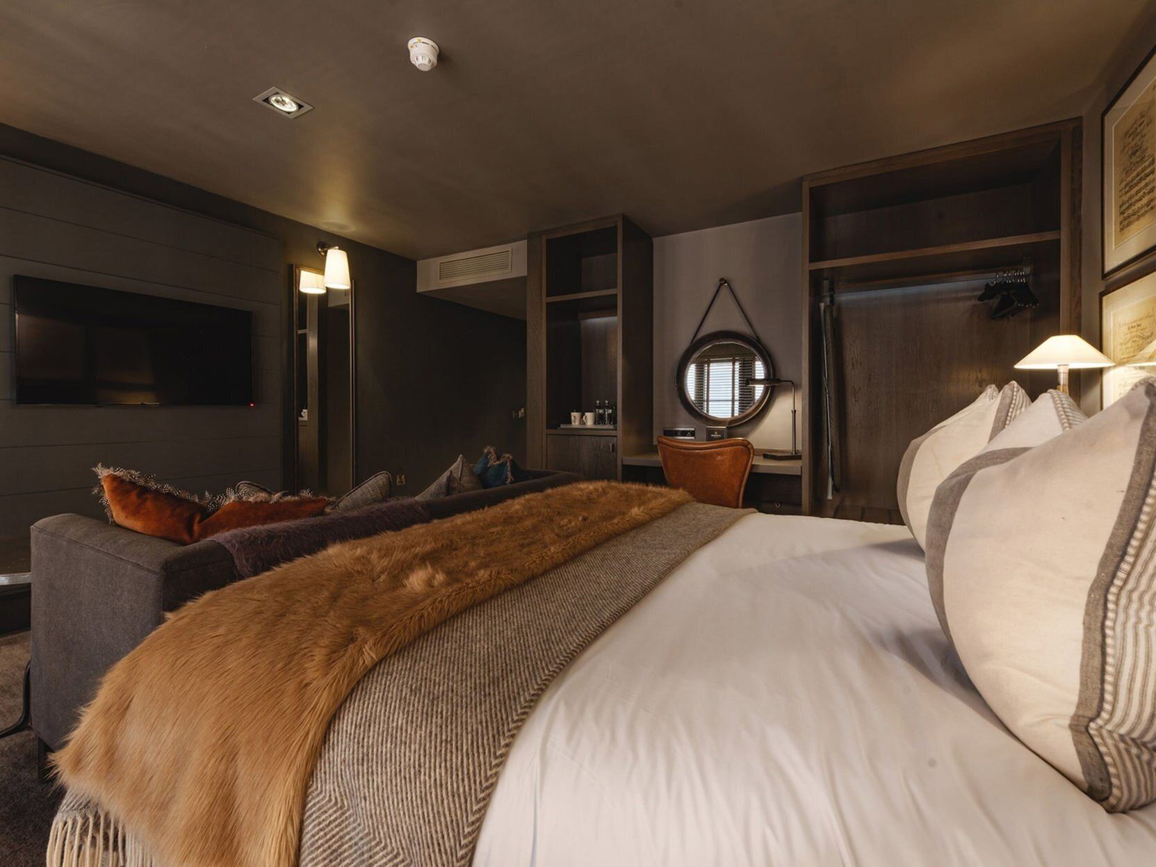 Roupas de cama premium, cofres nos quartos, escrivaninha