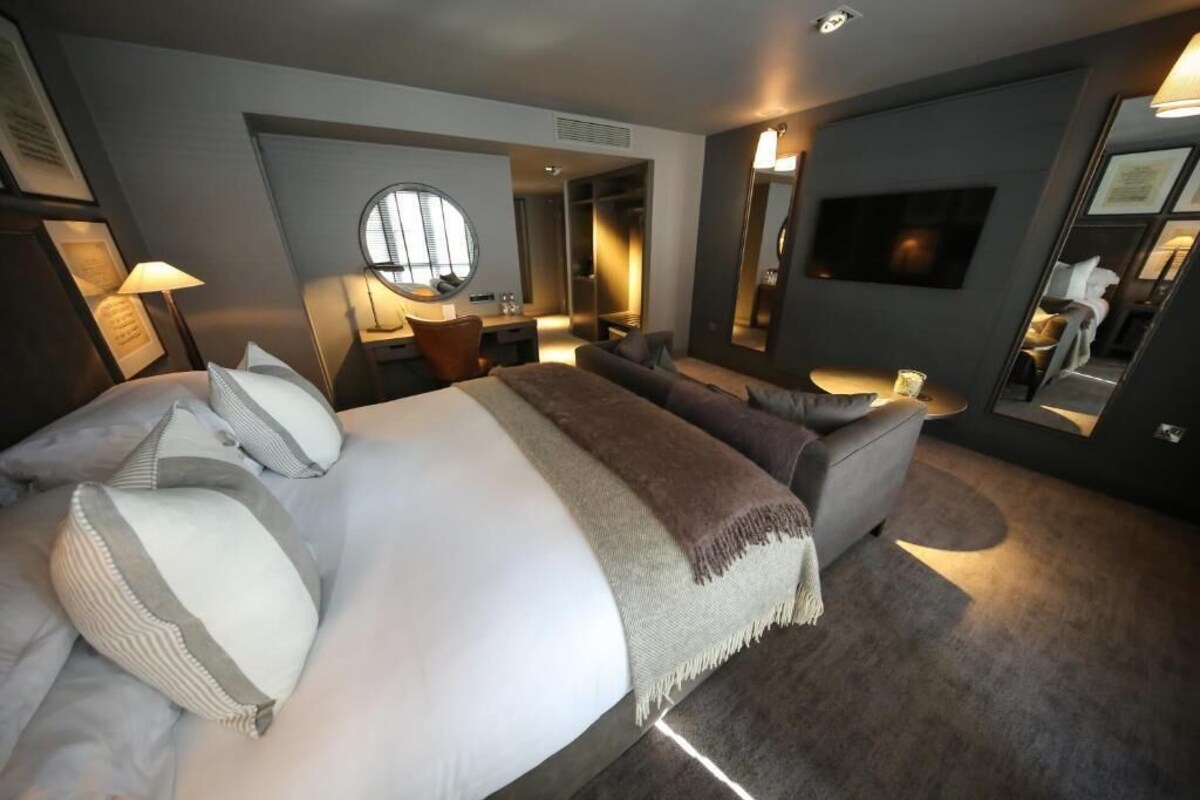 Premium bedding, in-room safe, desk, iron/ironing board (on request)