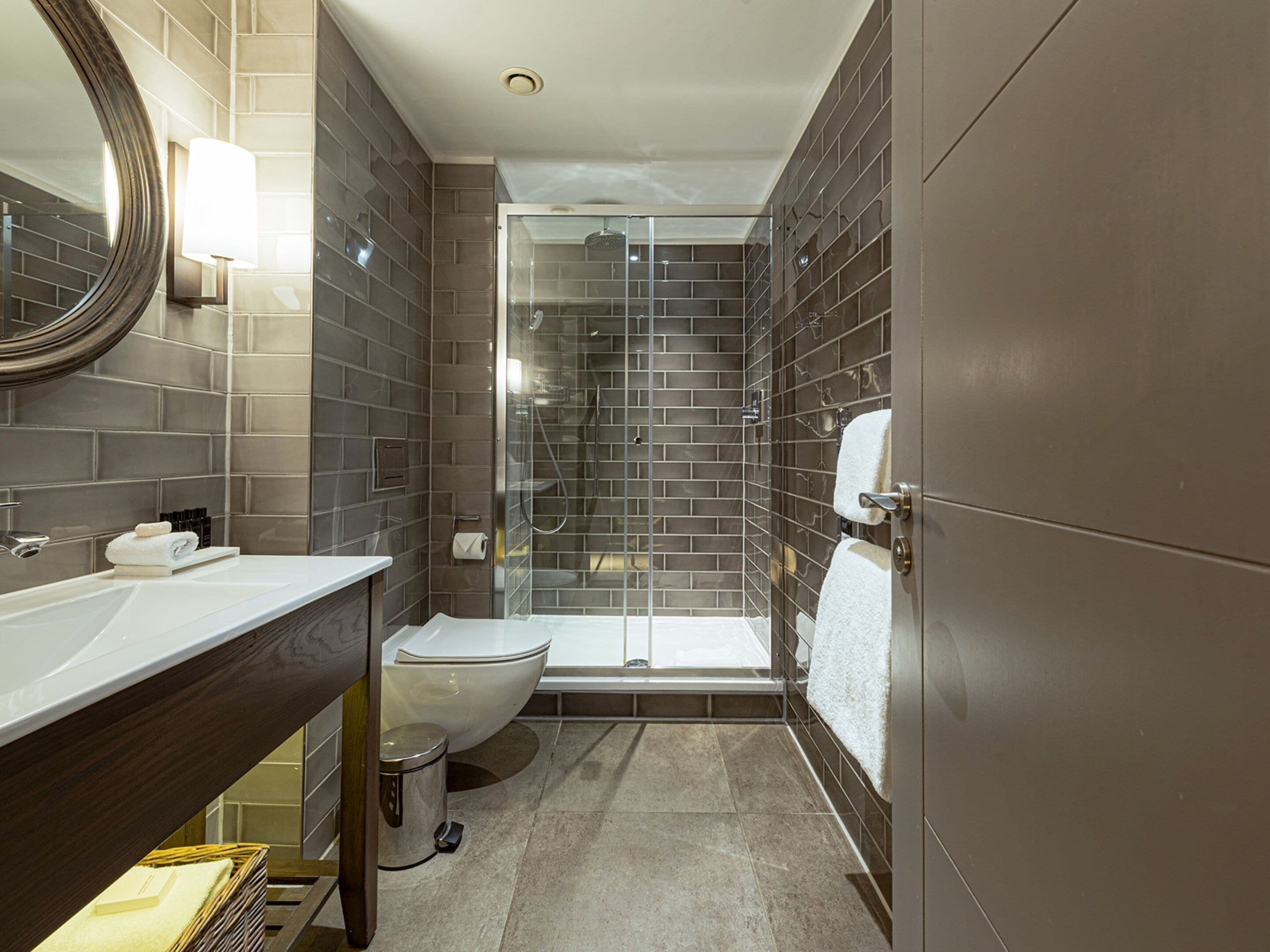 executive room | bathroom | free toiletries, hair dryer, slippers, towels