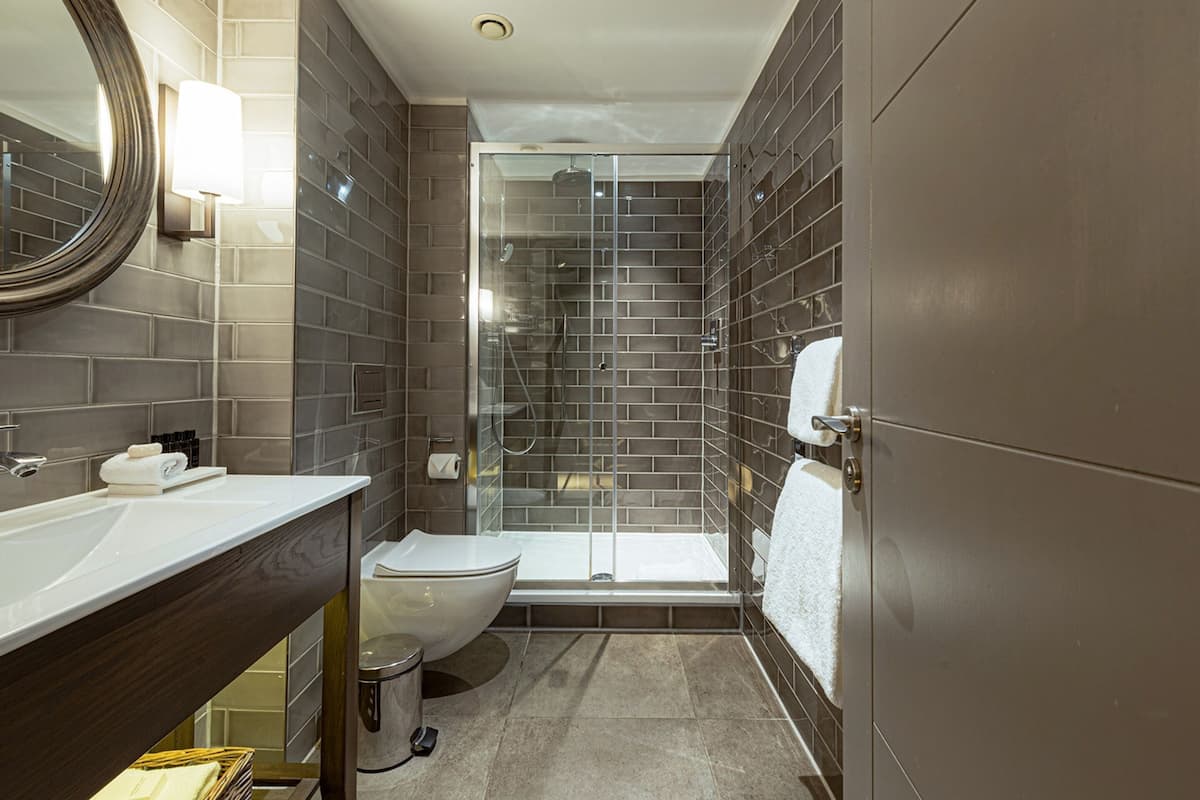 executive room | bathroom | free toiletries, hair dryer, slippers, towels