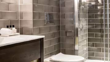 Gratis toiletartikelen, een haardroger, pantoffels, handdoeken