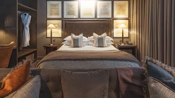 Executive kamer | Luxe beddengoed, een kluis op de kamer, een bureau