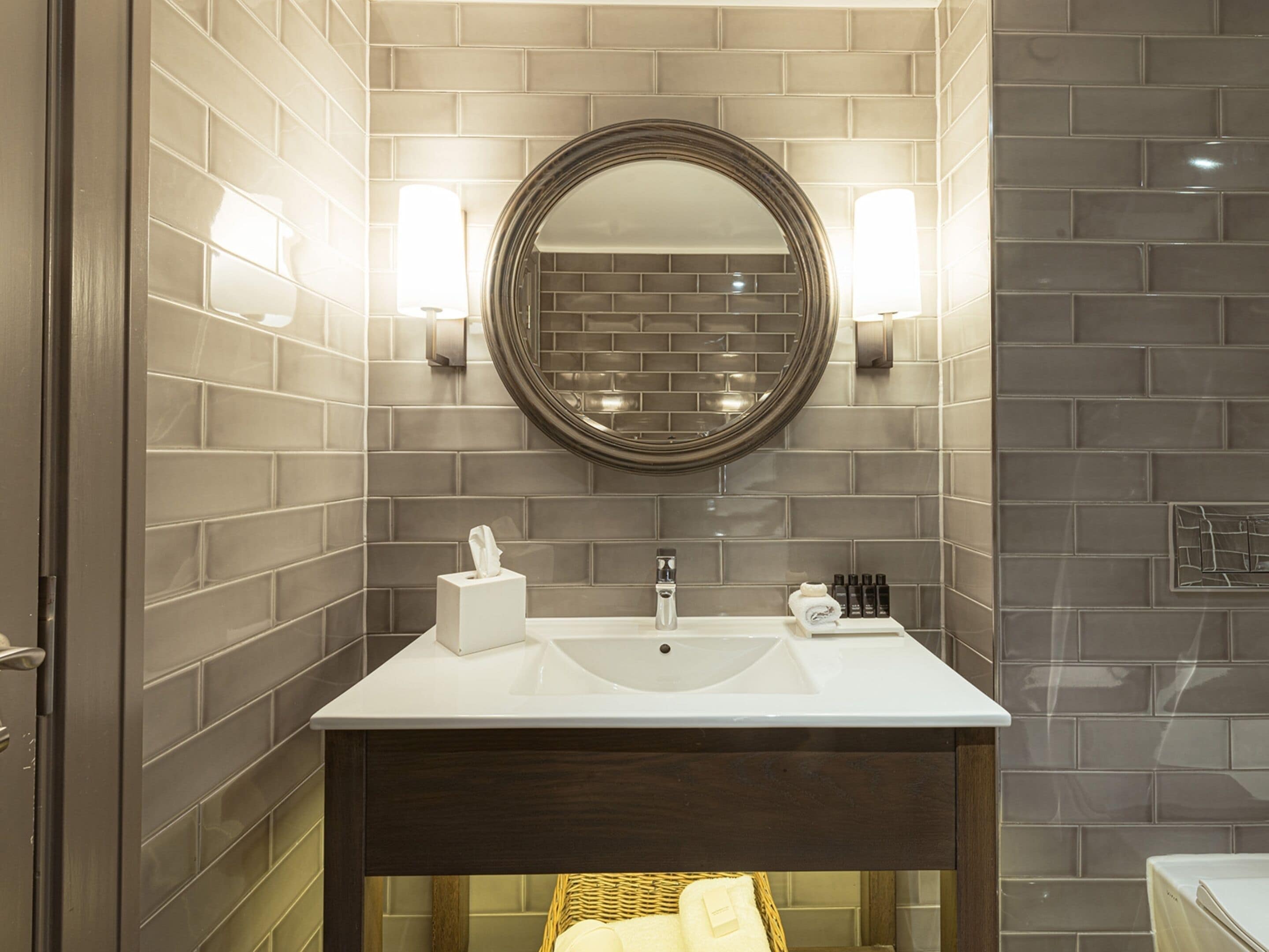 executive room | bathroom | free toiletries, hair dryer, slippers, towels