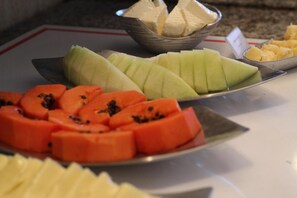 Ein Buffet mit Obst- und Käsesorten.