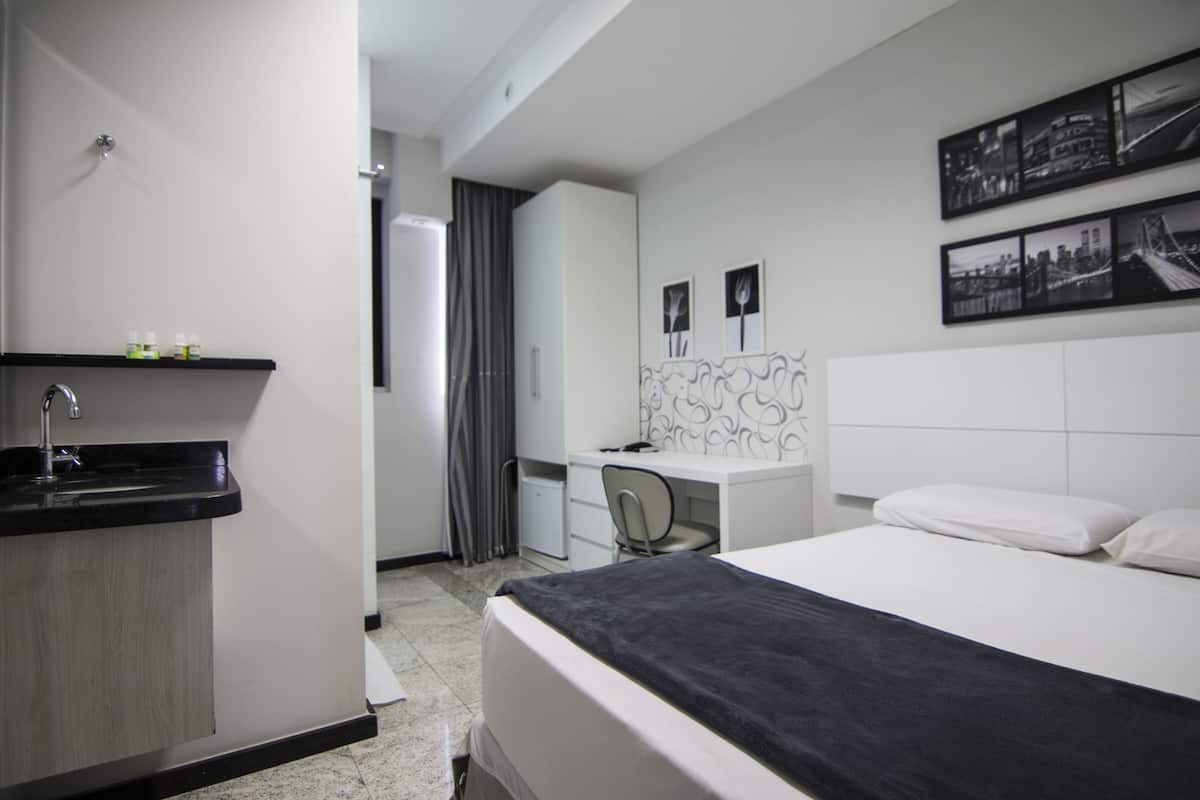 Quarto casal superior, 1 cama de casal | Frigobar, cofres nos quartos, cortinas blackout, Wi-Fi de cortesia