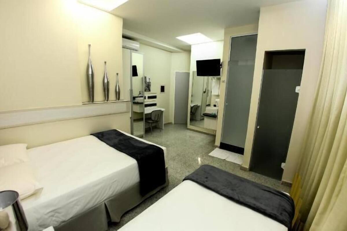 Frigobar, cofres nos quartos, cortinas blackout, Wi-Fi de cortesia